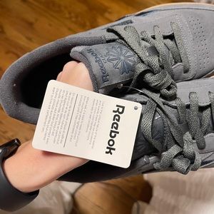 Women’s 9.5 Reebok classic navy gum bottom